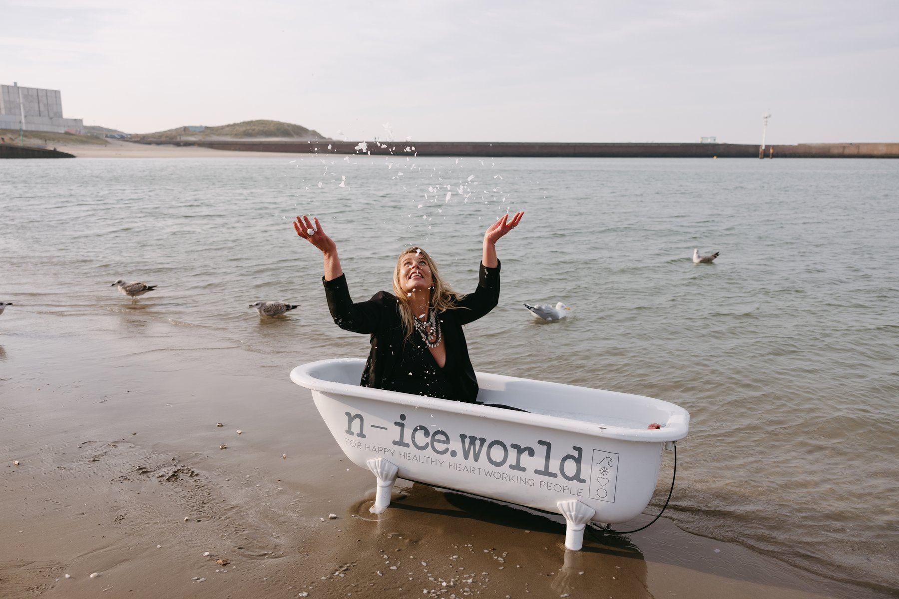 Kim Padding op het strand bij de n-ice.world tobbe — for happy, healthy, heartworking people